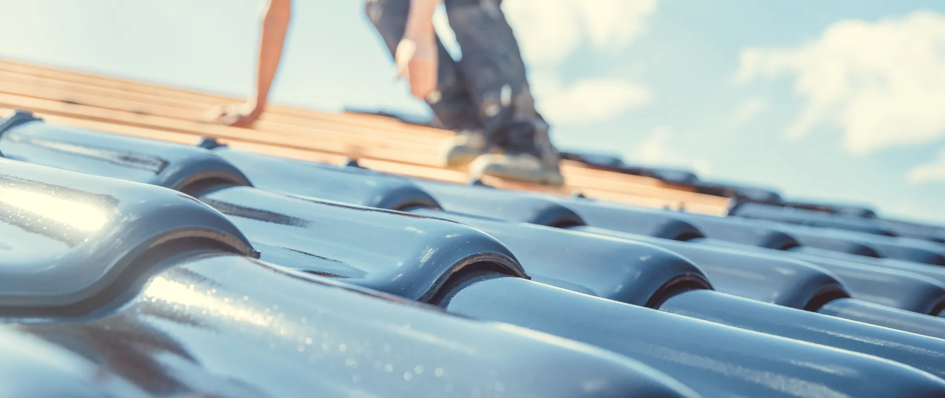 Dachdeckerarbeiten an einem Steildach